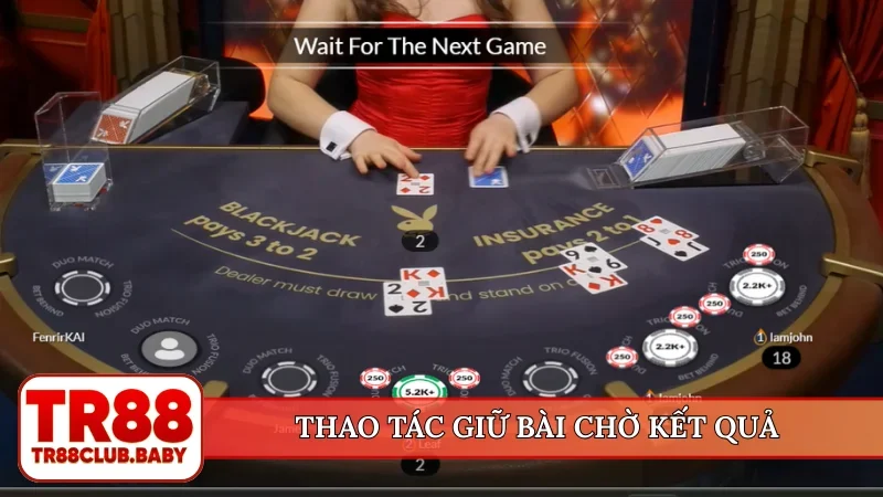 Thao tác giữ bài chờ kết quả